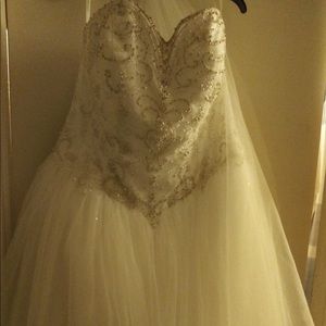 Wedding dresss only worn for 3 hours